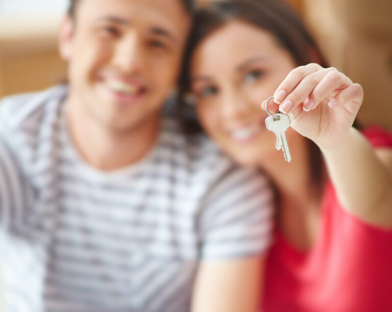 Pareja feliz con las llaves de su primera casa en Guatemala.