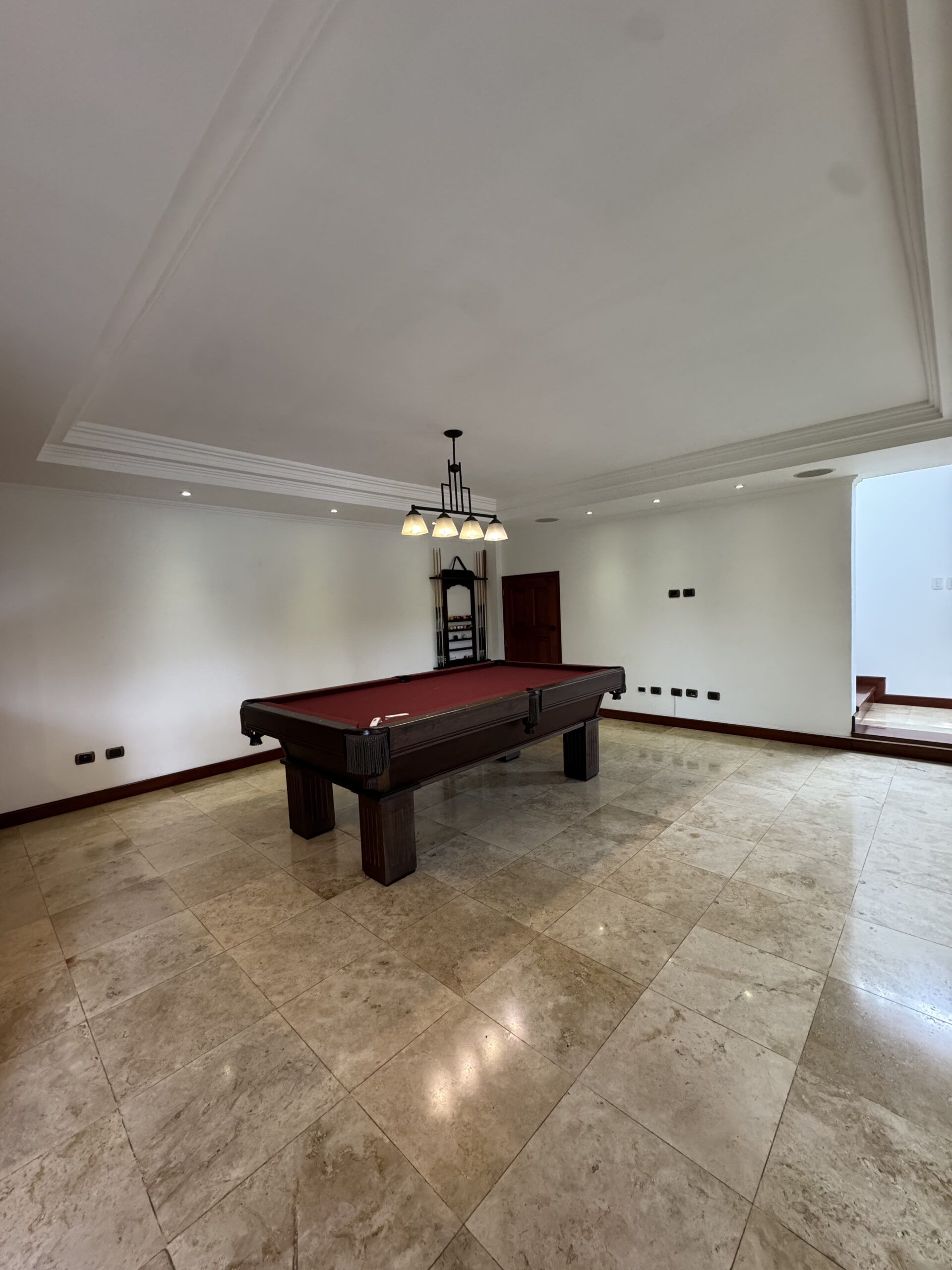 Sala de juegos con mesa de billar en casa en Bosque de las Luces, Santa Catarina Pinula, Guatemala